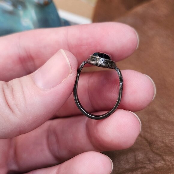 Harriet Ring / Vintage Sterling Silver Hematite Ring with Heart Engraved Band - Picture 9 of 12